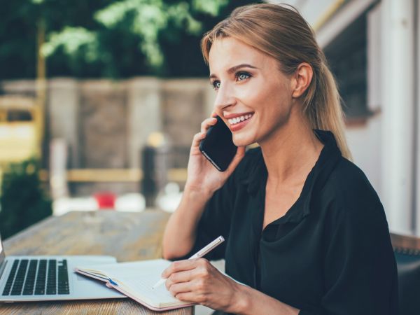 Geschäftsfrau am Telefon