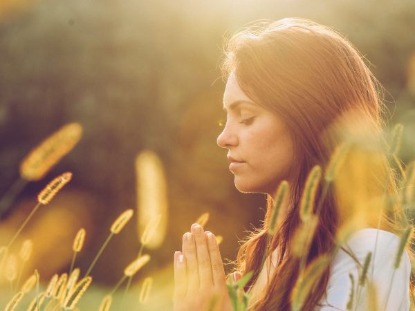 Junge Frau übt Yoga im Freien