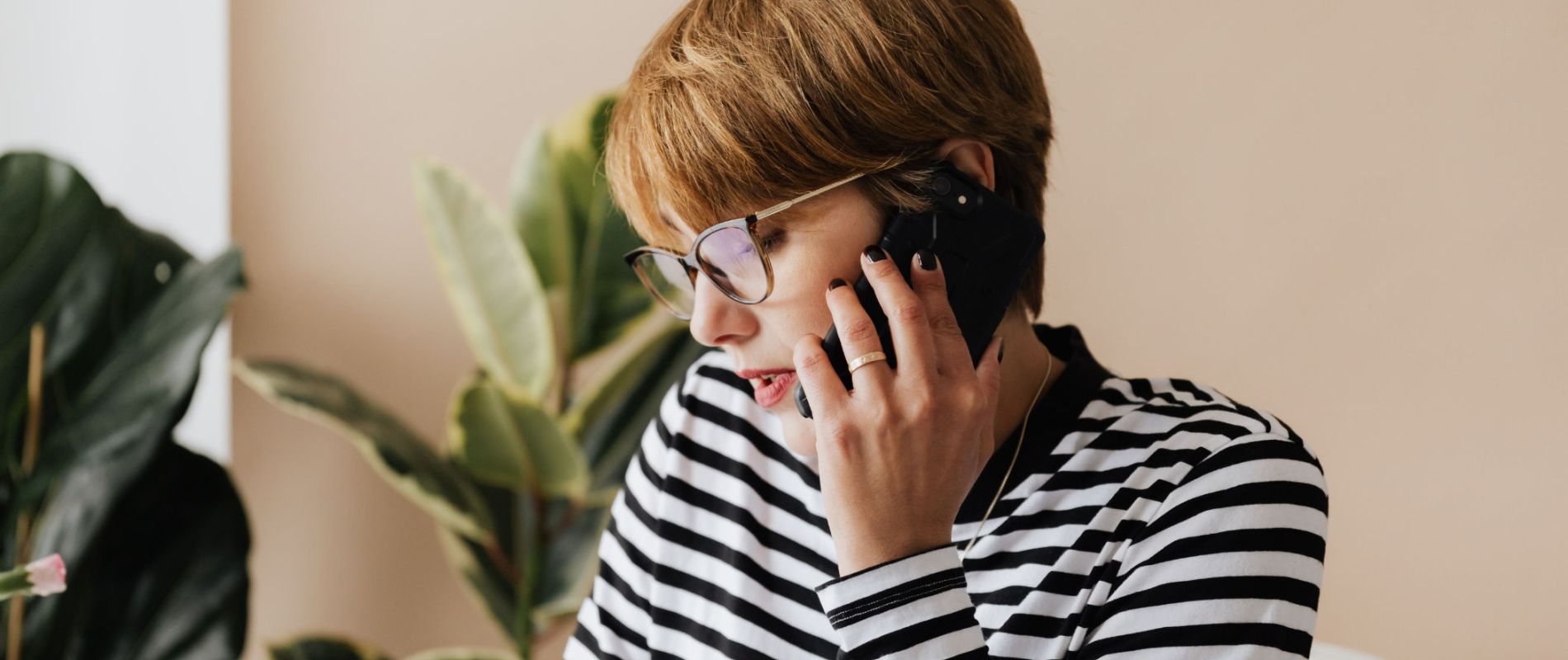 Frau am Telefon