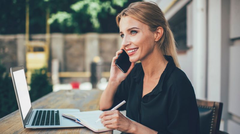 Geschäftsfrau am Telefon